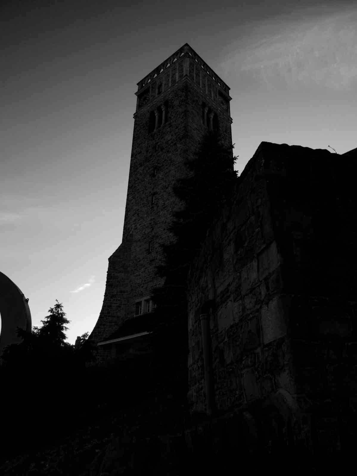 Sonnborner Kirche - Dunkles Gemäuer Sonnborner Kirche - Dunkles Gemäuer