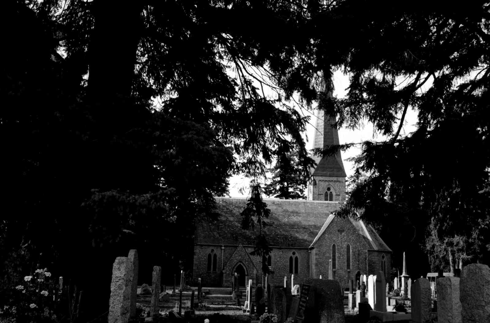 Friedhof Enniskerry 01, Rollei35 Ilford HP5 400