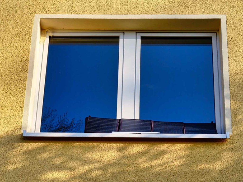Einfache Solaranlage auf der Fensterbank