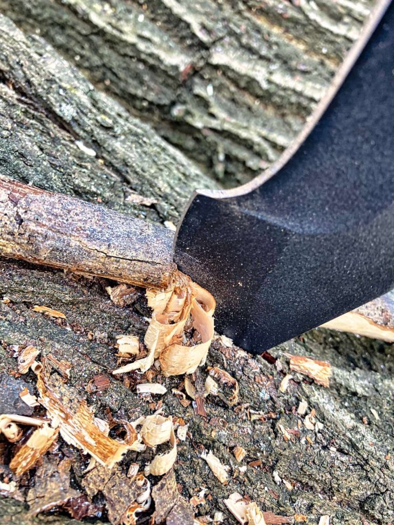 Feine Holzlocken kann man mit dem Messer Problemlos herstellen