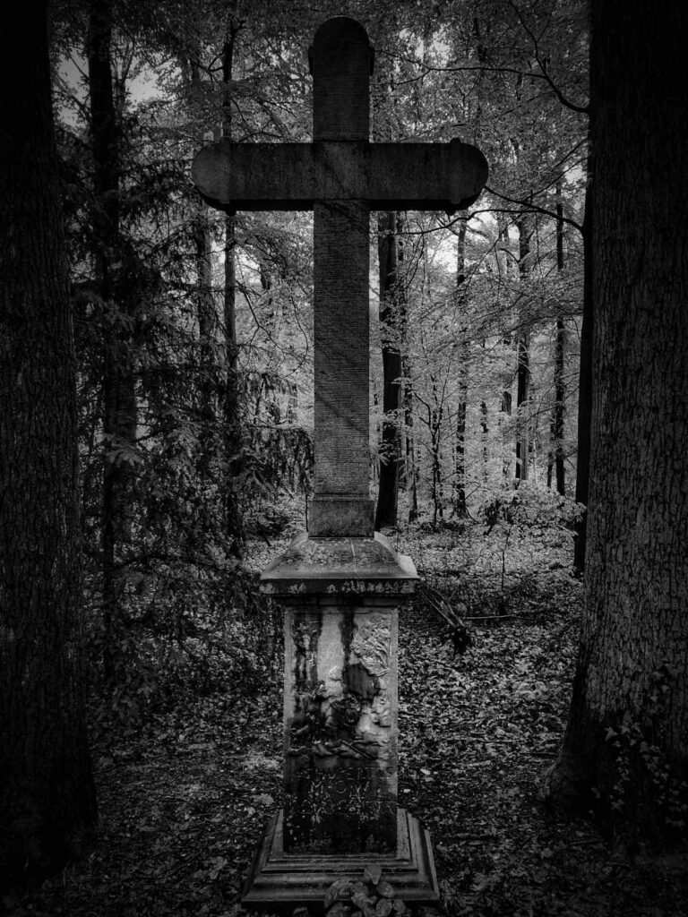 Ein Kreuz im Wald