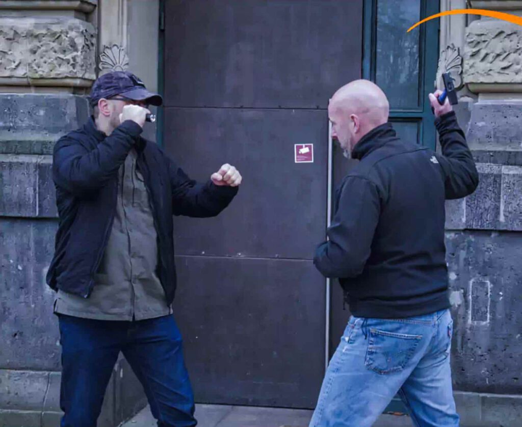 Wenn der Angreifer bereits zu nah ist, um noch fliehen zu können, wechselt man die Taktik.