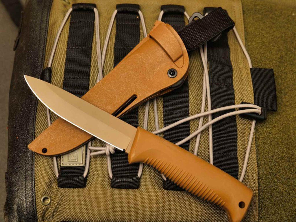 Peltonen M07 mit Kunststoffscheide
