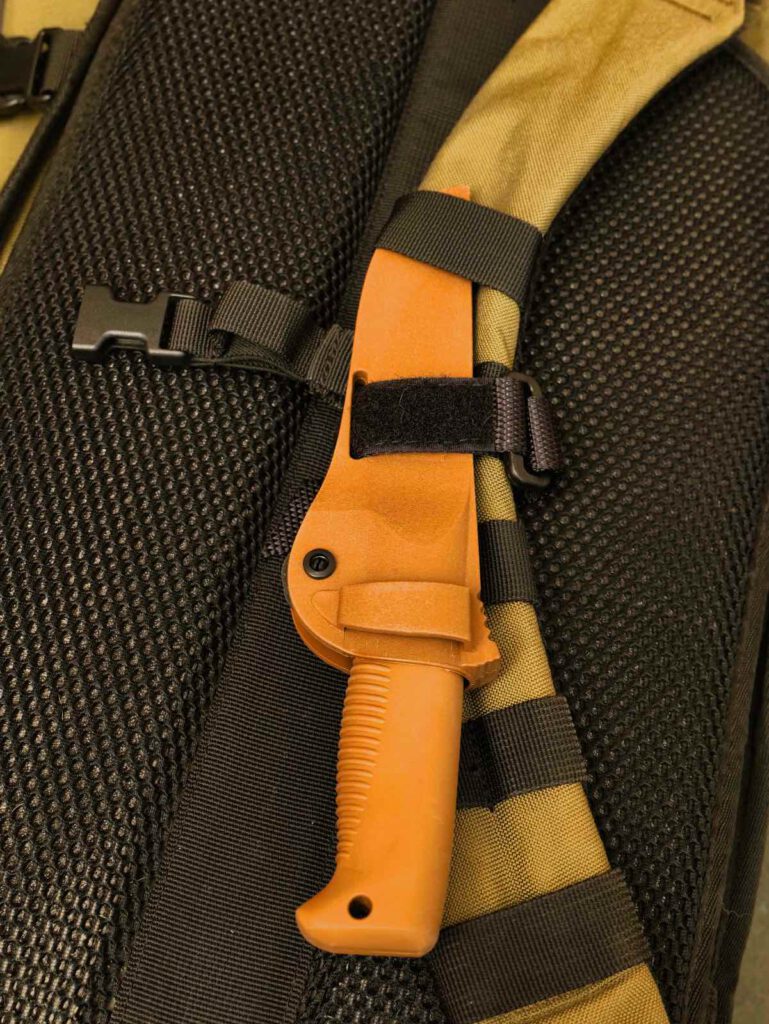 Peltonen M07 am Schulterriemen des Rucksacks